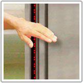 Barreira Eletrônica - Norma Técnica:
 NM 207/1.999 - item 8.7.2.1.3

Sensor que ao identifica uma obstrução em sua área de cobertura no vão da porta do elevador, reverte o movimento de fechamento evitando graves acidentes.

