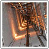 Iluminação do passadiço (poço) do elevador - Norma Técnica:
 NM 207/1.999 - item 5.9

Kit de iluminação próprio para iluminar o passadiço durante as ações de manutenção corretiva ou preventiva.
